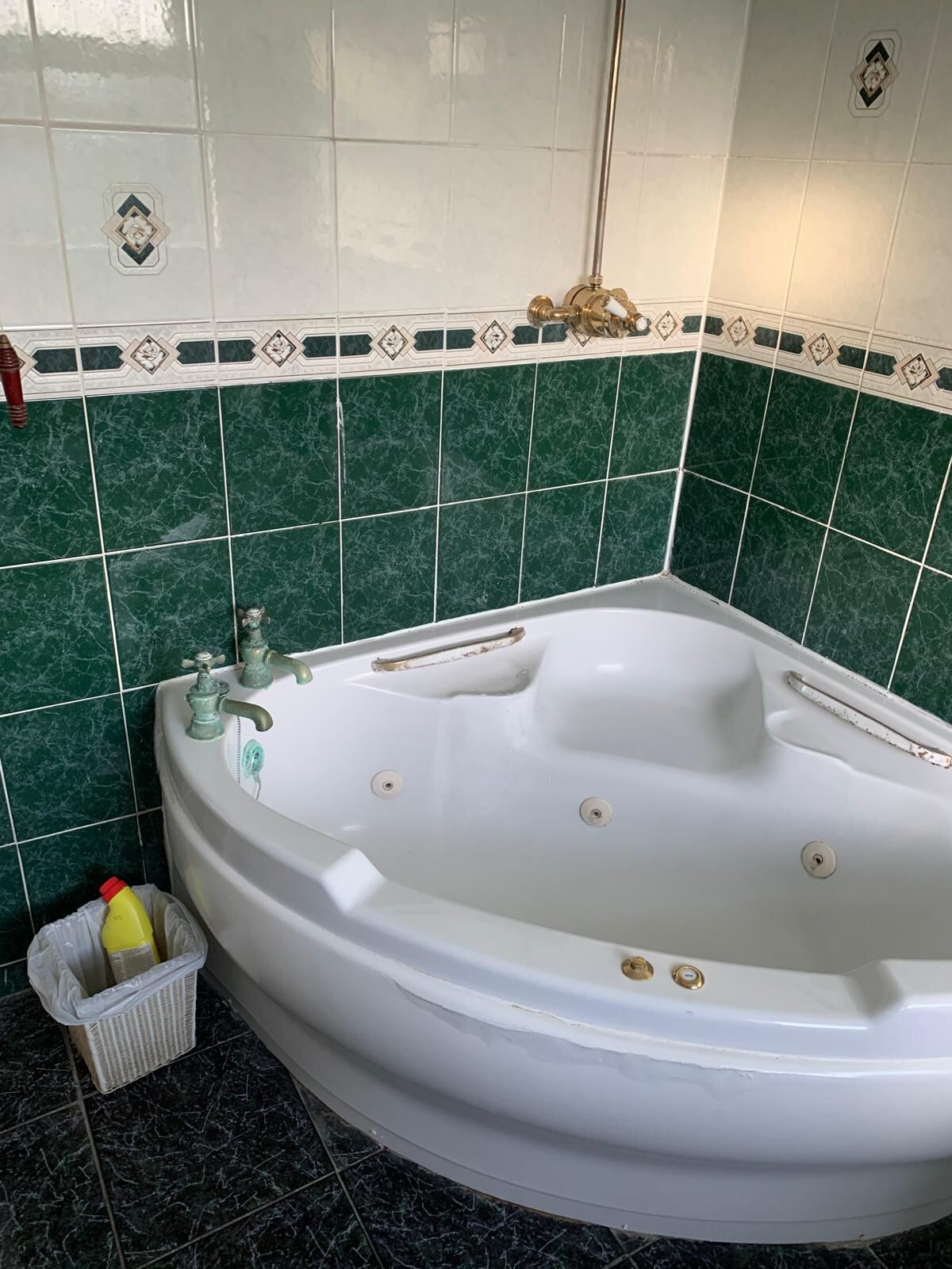 Bathroom finish by Alan's Plumbing